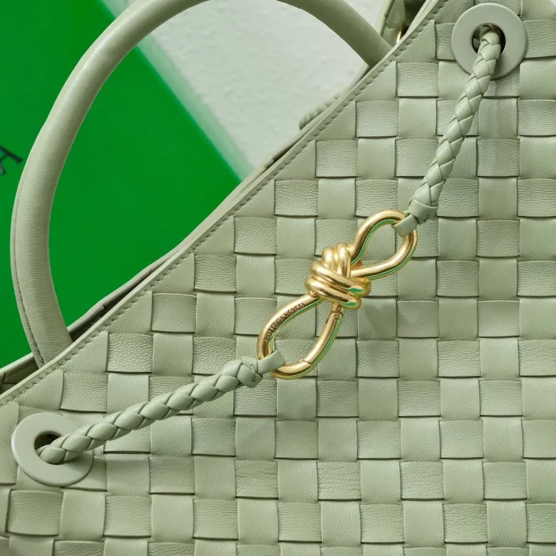 The 2023 new Andiamo batch of 2260 BV has been shipped‼ ️Really popular🔥The new Andiamo woven handbag launched by Bottega Veneta this season is really popular all over the world! ! Celebrities at home and abroad have worn it, and Oscar-winning actress Michelle Yeoh has taken it out on the street. Song Jia, Trai Yara, Yu Feihong, Sanji Ayaka, Rosie Hunting-Whiteley, Yoshioka Riho, etc. have all picked up this bag. It is classic and versatile, showing off its temperament, and the bag capacity is also large, which is very convenient for daily commuting! ! A variety of carrying methods, the shoulder straps can be adjusted by yourself, the original lambskin feels soft and delicate, and the unisex style breaks gender boundaries and brings a more practical and longer-lasting use experience. Andiamo, which has both elegant and casual styles, perfectly interprets the true appearance of "fashionable old money style". Style number: 8463 Size: 32*24*12